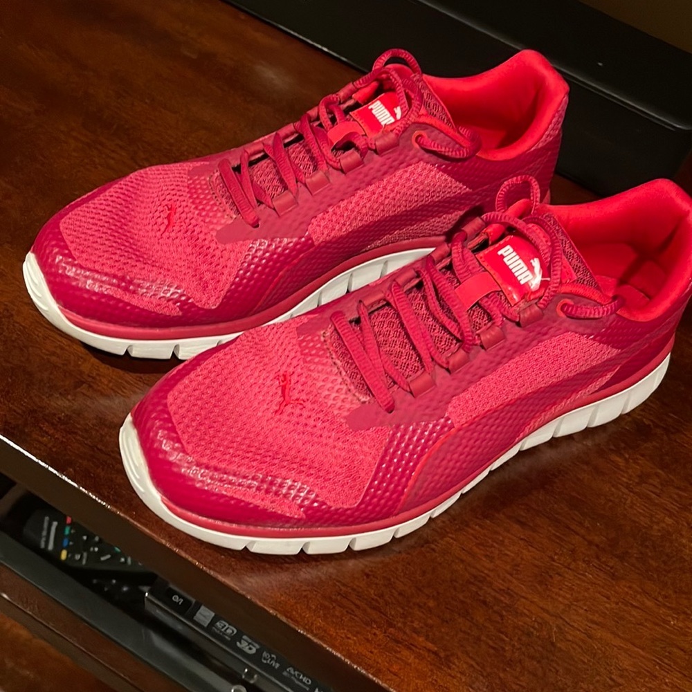 Puma (mens) trainers size 9 preowned, fire brick red.